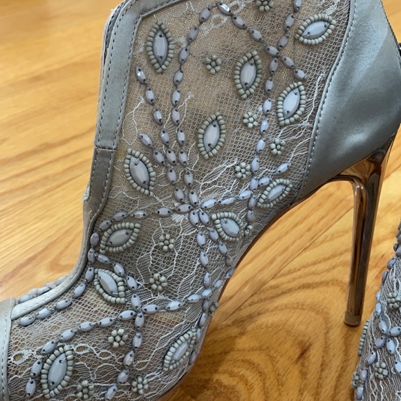 **BCBGMAXAZRIA ICE BLUE BEADED/LACE/SATIN HEELS 8 - Picture 9 of 13
